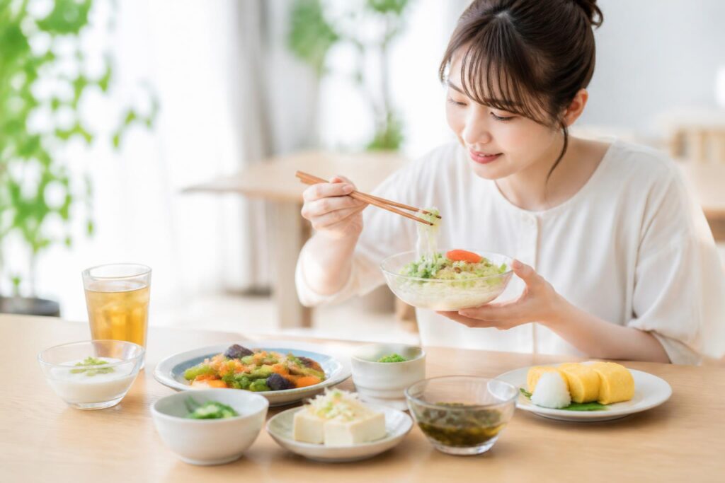 夏バテを乗り越えるための体力回復に効果的な食べ物は？
